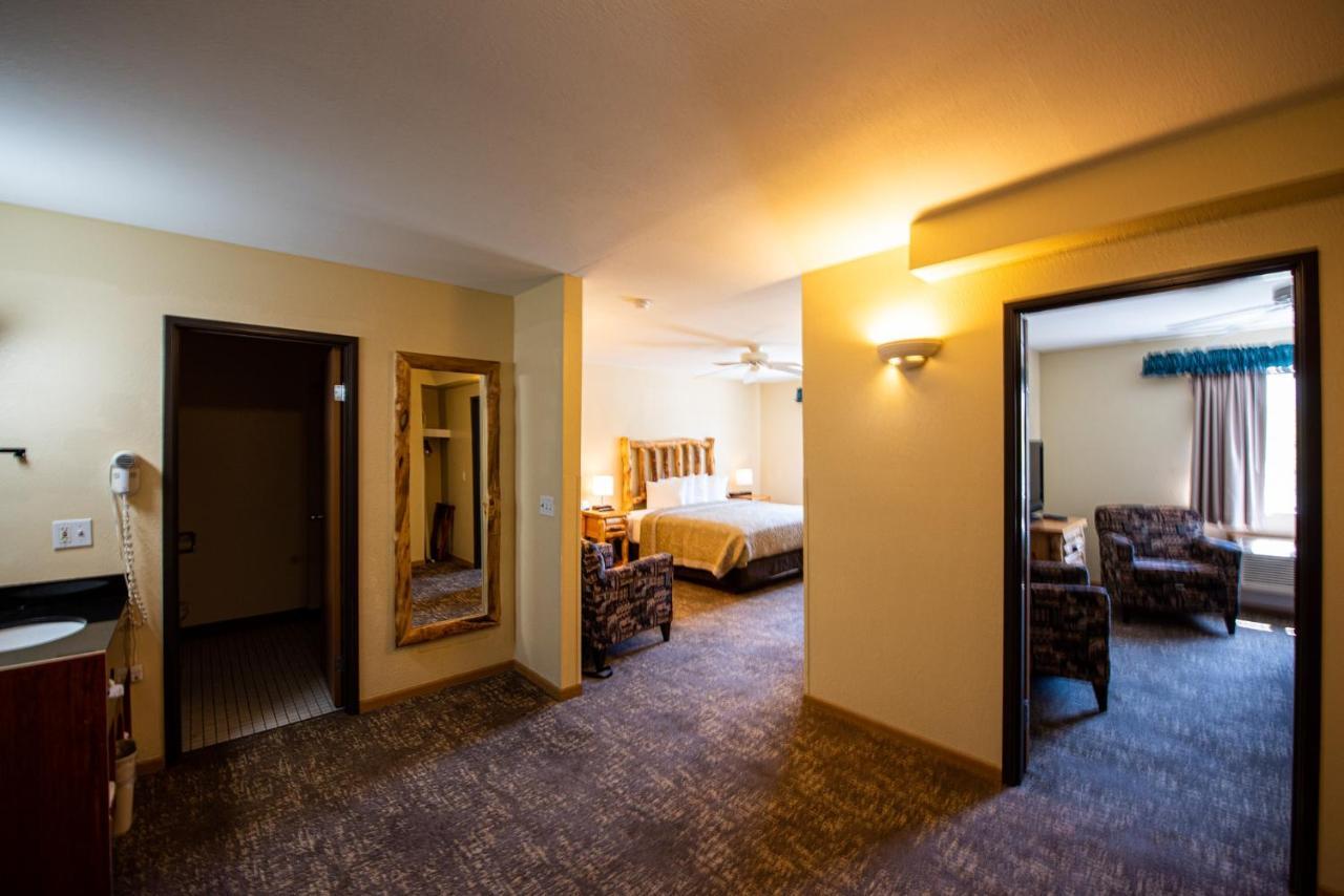 Super 8 By Wyndham Bridgeview Of Маккино Сити Экстерьер фото