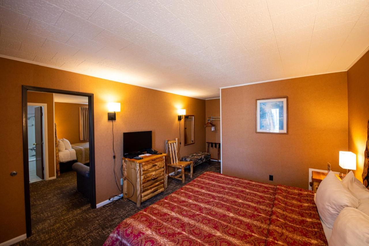 Super 8 By Wyndham Bridgeview Of Маккино Сити Экстерьер фото