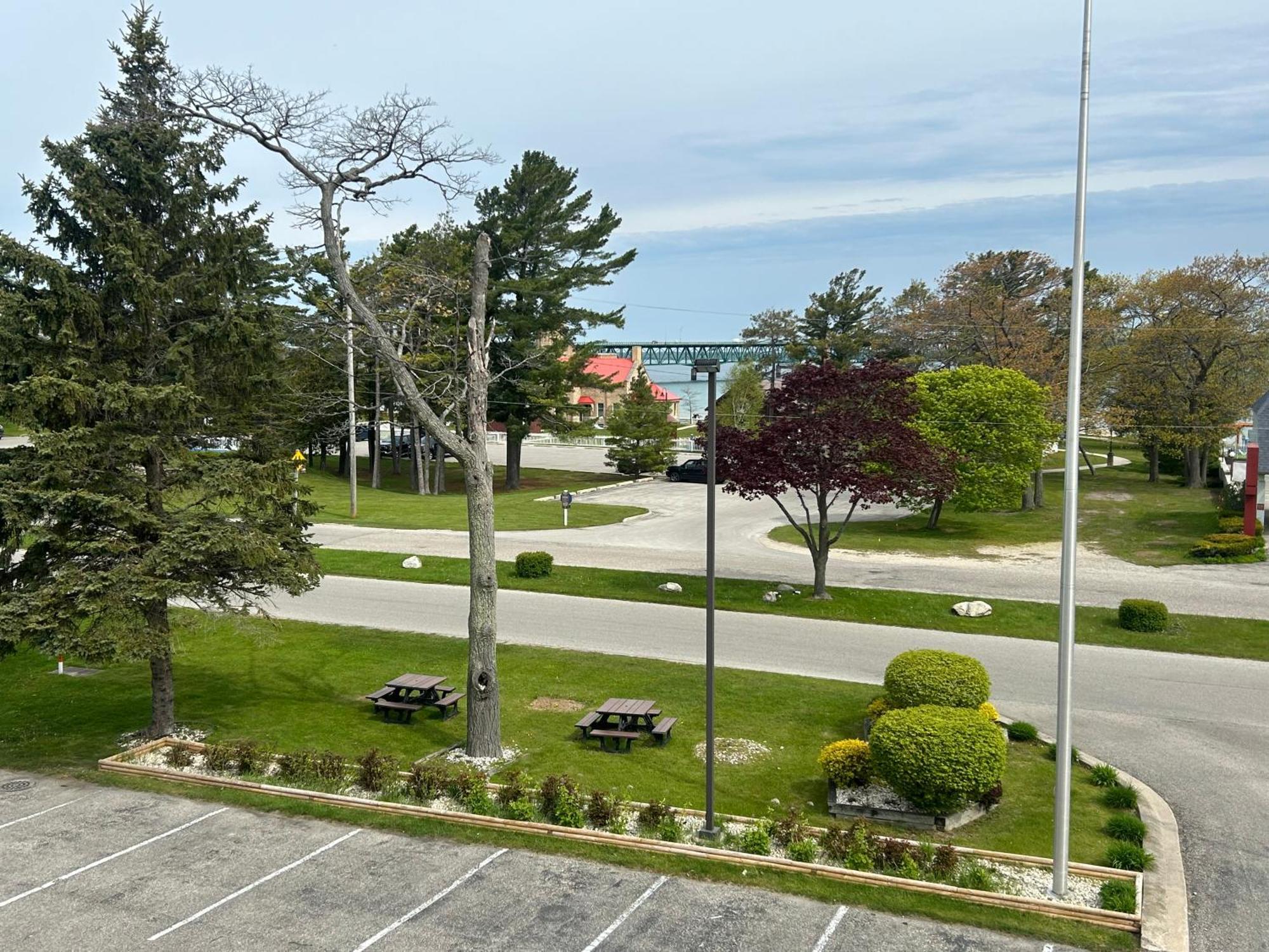Super 8 By Wyndham Bridgeview Of Маккино Сити Экстерьер фото